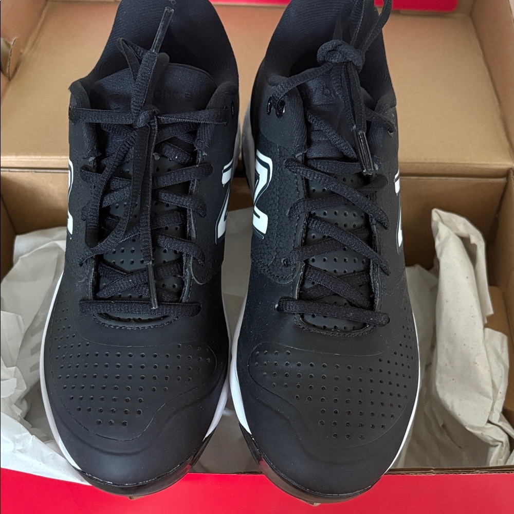 SOFTBALL sale! NIB ladies New Balance Blk/Wht metal softball cleats, 7